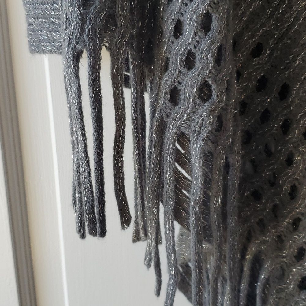 STEVE MADDEN PONCHO OPEN POINTELLE KNIT ONE SIZE BOHO STEEL GRAY SPARKLE FRINGE - Picture 6 of 8